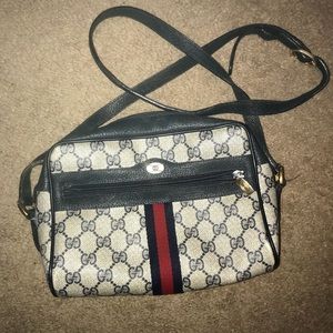 MEDIUM SIZED VINTAGE GUCCI BAG